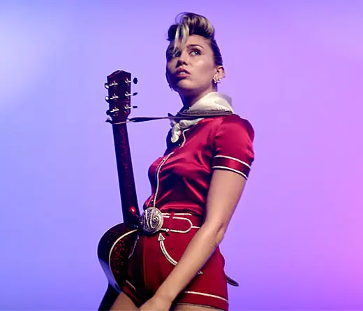 Miley Cyrus rinde tributo a Elvis en su nuevo video  Younger Now.